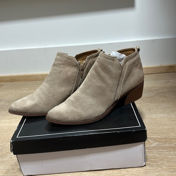 Tan shade booties - Picture 1 of 4